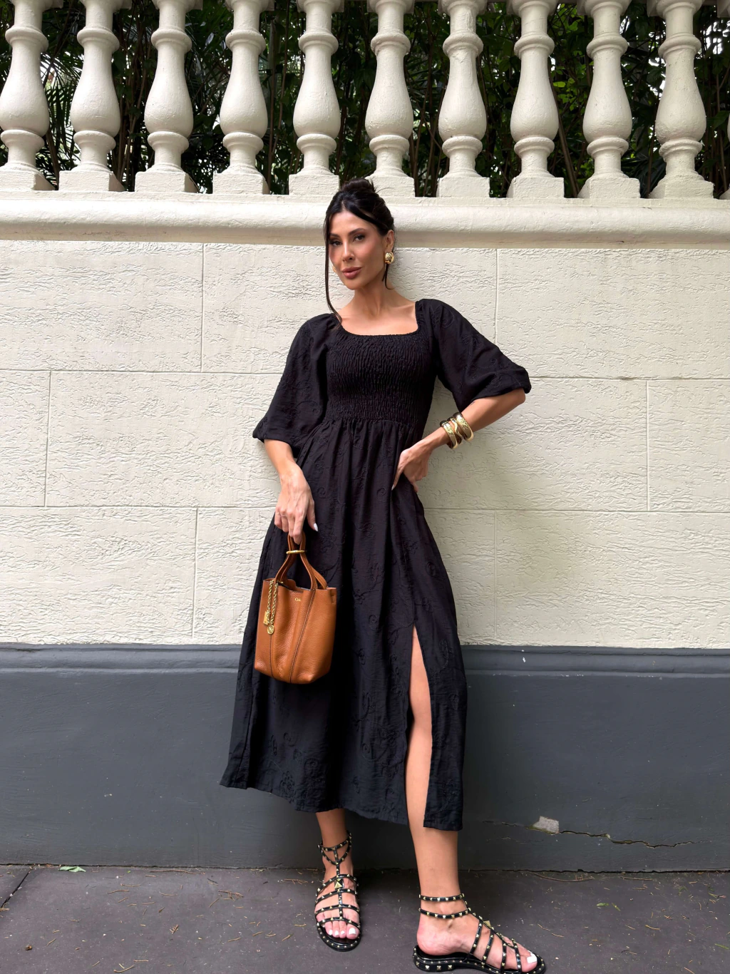 Modelo usando o Vestido Midi Bordado Bárbara preto da TG Store